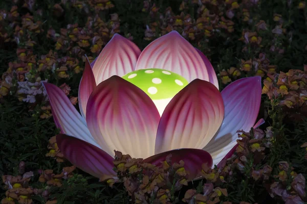 Rote Laterne Form Einer Lotusblume Garten — Stockfoto