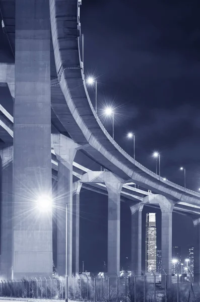 Υπερυψωμένος Αυτοκινητόδρομος Και Γέφυρα Στην Πόλη Του Χονγκ Κονγκ Νύχτα — Φωτογραφία Αρχείου