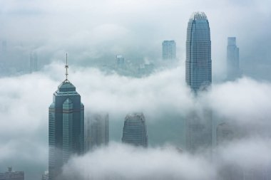 Hong Kong şehrinin merkezinde sisli bir gökdelen.