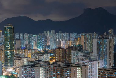 Lion Rock Dağı 'nın gece manzarası ve Hong Kong şehrinin ufuk çizgisi. 