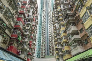 Kalabalık eski ve yeni binalar Hong Kong şehrinde yükseliyor.