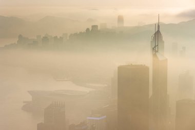 Hong Kong şehrinin merkezinde sisli bir gökdelen.