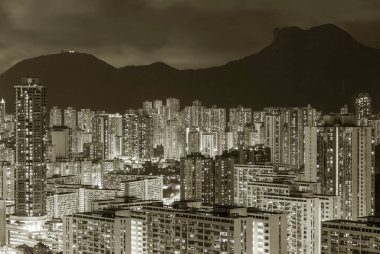 Lion Rock Dağı 'nın gece manzarası ve Hong Kong şehrinin ufuk çizgisi. 
