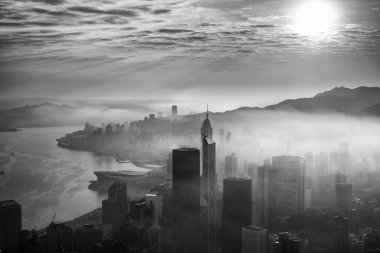 Hong Kong 'un şehir merkezindeki gökdelende, gün doğumunda sisli bir havada.