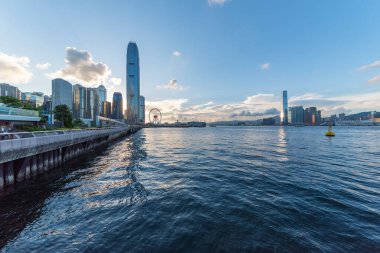 Gün batımında Hong Kong 'un Victoria Limanı