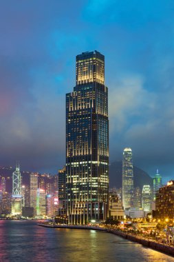 Günbatımında Hong Kong şehrinin silüeti ve limanı.