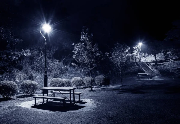 Νυχτερινό Τοπίο Του Πάγκου Τραπέζι Πικ Νικ Και Φως Του — Φωτογραφία Αρχείου