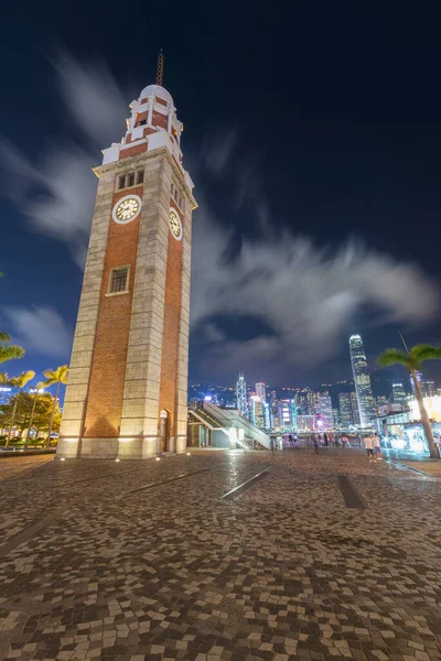 Παλιό Ρολόι Πύργος Και Ουρανοξύστης Στο Χονγκ Κονγκ Την Νύχτα — Φωτογραφία Αρχείου