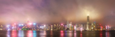 Hong Kong şehir içinde Victoria harbor sisli gece görünümü