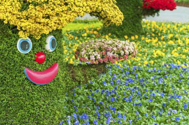 Çiçek bahçesinde neşeli bir çizgi film ağacı