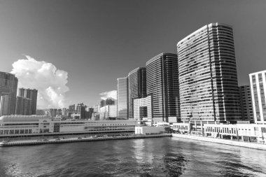 Hong Kong 'un Victoria Limanı' ndaki iskelede.