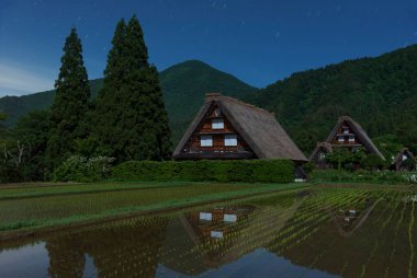 Tarihi köy, Shirakawa-go gece bahar Japonya'da