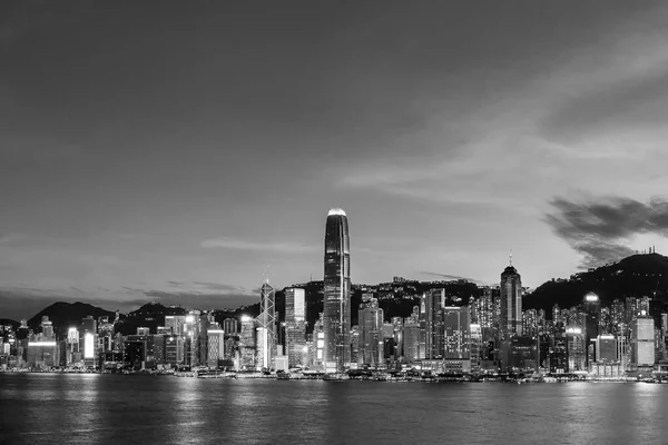 夕暮れ時の香港のビクトリア港のパノラマの風景 — ストック写真
