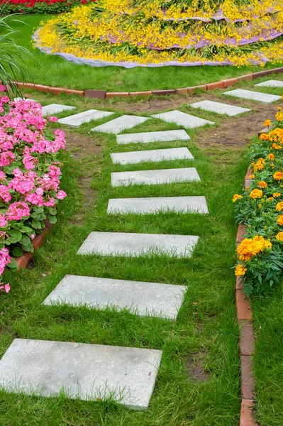 Stone Path Colorful Flower Ornate Backyard Garden — Stock Photo, Image
