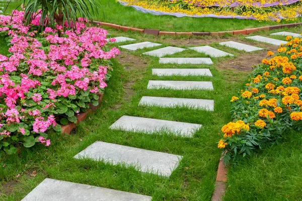 Stone Path Colorful Flower Ornate Backyard Garden — стоковое фото