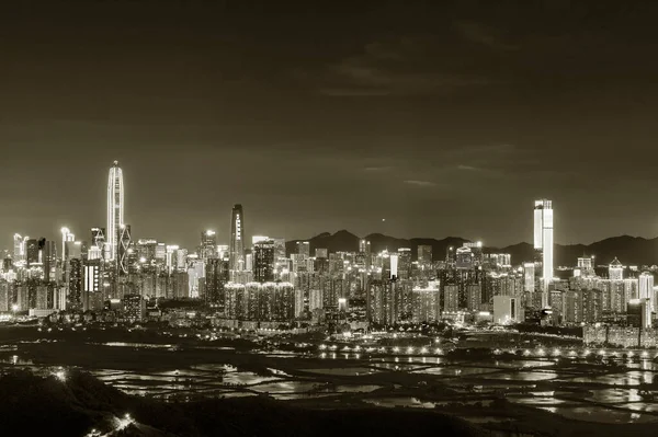 中国の深セン市のダウンタウン地区のスカイラインの夜の風景 香港国境からの眺め — ストック写真