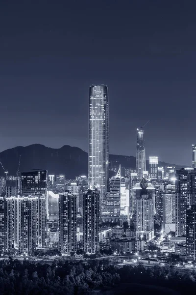 深圳市市区天际线的夜景 从香港边境观看 — 图库照片