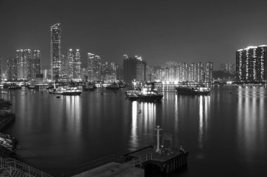 Ufuk çizgisi ve Hong Kong limanı gece manzarası. 