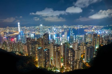 Hong Kong 'un Victoria limanının gece manzarası.