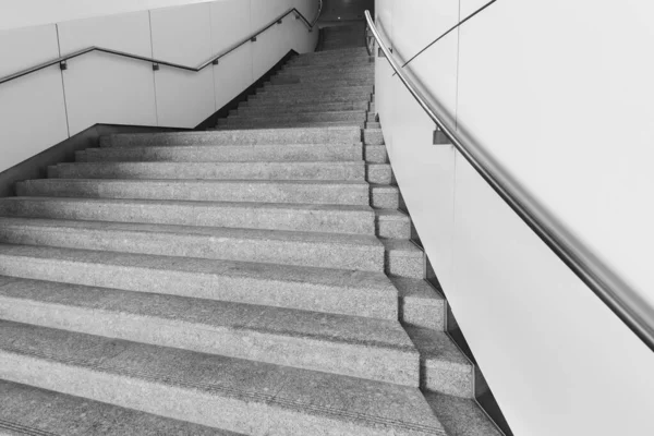 Escalera Con Barandilla Metálica Nuevo Edificio Moderno — Foto de Stock