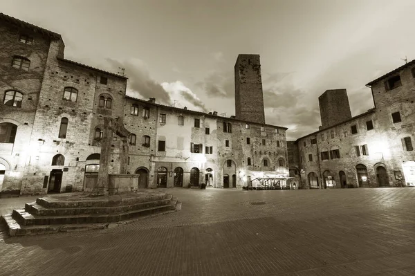 Tuscany, İtalya ve Avrupa 'daki Ortaçağ Köyü San Gimignano' nun alacakaranlık sahnesi