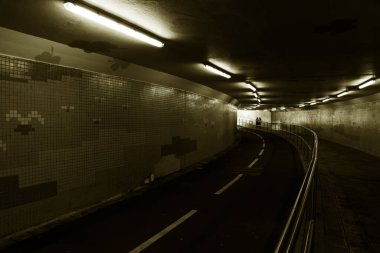 Yeraltı yaya geçidi. Işığa giden karanlık bir yol. Mimarinin Geometrisi