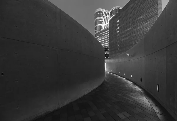 Passeio Pedestre Moderno Vazio Centro Cidade Noite — Fotografia de Stock