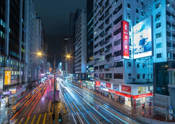 Hong Kong, Çin - 07 Ekim 2021: Hong Kong Mongkok Bölgesi 'nde trafik. Kowloon Yarımadası 'ndaki Mongkok, Hong Kong' un en yoğun ve kalabalık bölgesidir.