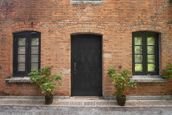 Tarihi eski tuğla evin dış görünüşü