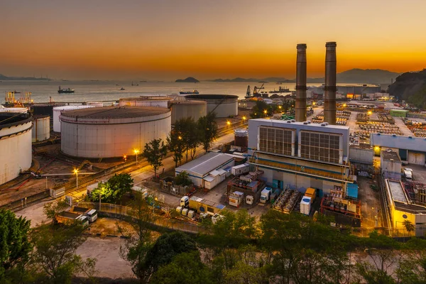 Gün batımında Hong Kong 'da elektrik santrali.