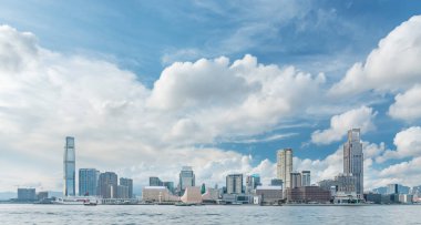 Hong Kong şehrinin Victoria Limanı Skyline ve gezinti güvertesi