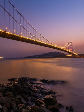 Tsing Ma köprüsü, Hong Kong 'da alacakaranlıkta