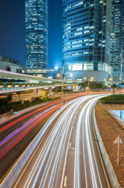 Hong Kong şehir merkezinde trafik var.