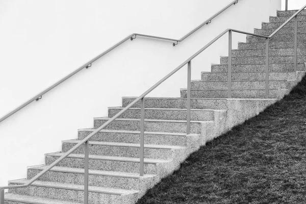 Modern Mimarinin Siyah Beyaz Merdivenleri — Stok fotoğraf