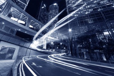Hong Kong şehir merkezinde gece trafiği