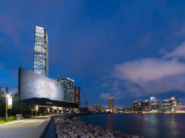 Batı Kowloon Kültür Bölgesi 'nin ve Hong Kong' daki Victoria limanının gece manzarası.