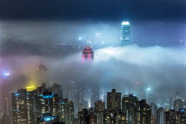 Hong Kong şehrinin Victoria limanının sisli silueti.
