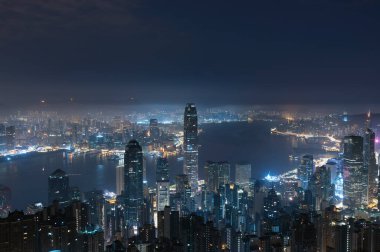 Şafaktan önce Hong Kong 'un Victoria limanının gece manzarası.