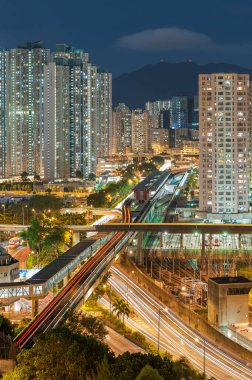 Geceleri Hong Kong 'daki yerleşim bölgesinin ve demiryolunun havadan görüntüsü.