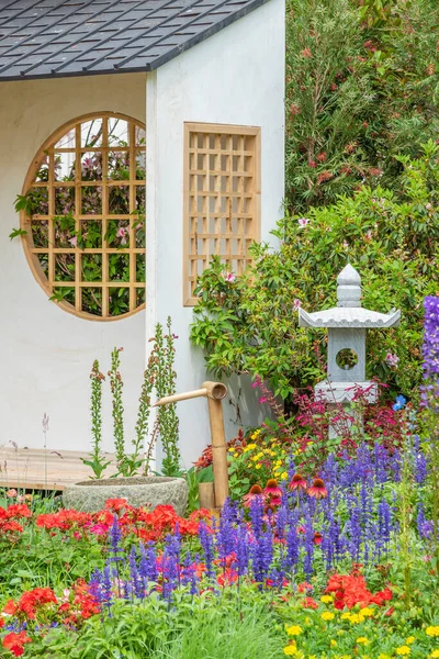 Kámen Lucerna Japonském Stylu Květinová Zahrada — Stock fotografie