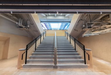 Eski binadaki merdiven manzarası