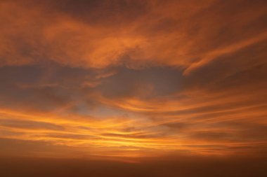 Alacakaranlıkta, soyut akşam görünümü arka plan güzel dramatik doğal günbatımı alacakaranlık gökyüzünü.