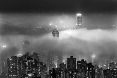 Hong Kong şehrinin Victoria limanının sisli silueti.
