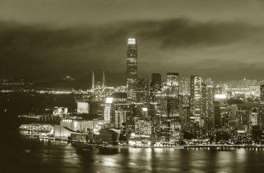 Şehir merkezinin gece manzarası ve Hong Kong şehrinin Victoria Limanı.