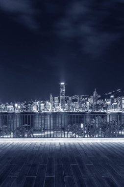 Hong Kong 'un Victoria limanının gece manzarası.