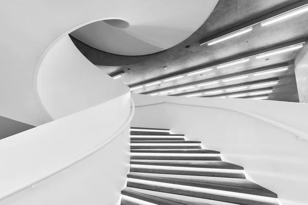 Wnętrze Widok Nowoczesnych Schodów Spiralnych Architektura Współczesna Abstrakcyjne Tło — Zdjęcie stockowe