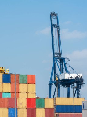 Bir sürü renkli kargo konteynırı. Sanayi Arkaplanı.