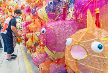 Hong Kong, Çin - 05 Eylül 2021: İnsanlar sonbahar festivalini kutlamak için geleneksel Çin feneri satın alıyorlar