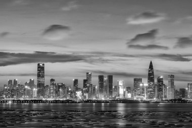 Shenzhen şehrinin ufuk çizgisi, gün batımında Çin. Hong Kong sınırından görüldü.