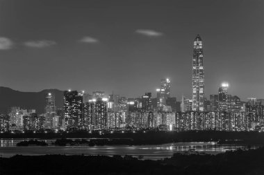 Shenzhen şehrinin gece manzarası, Çin. Hong Kong sınırından görüldü.